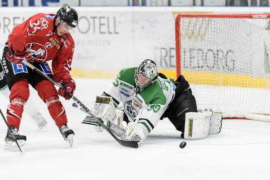 Vita Hästens Robin Dahlström framför Rögles målvakt