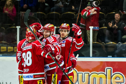 Modos Joonas Nättinen gör mål och firar medNichlas Torp