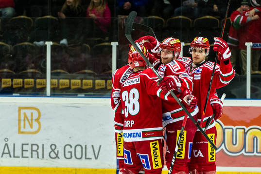 Modos Joonas Nättinen gör mål och firar medNichlas Torp