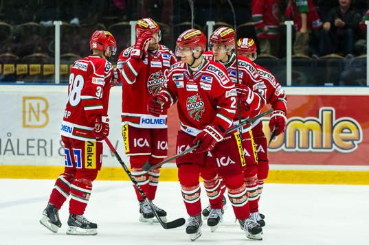 Modos Joonas Nättinen gör mål och firar medNichlas Torp