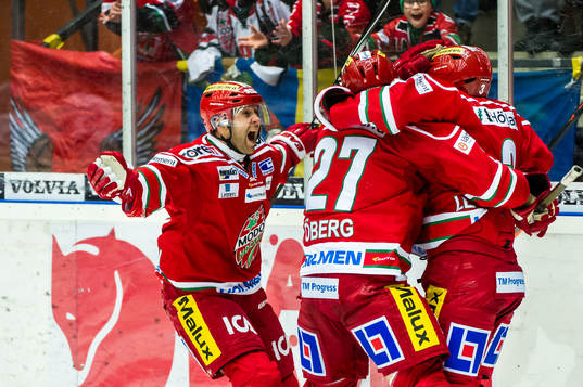 Modos Joonas Lehtivuori jublar tillsammans med Peter Öberg Niklas Nordgren då han gör mål