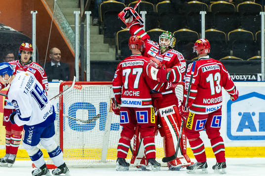 Modos målvakt Linus Ullmark jublar då slutsignalen går tillsammans med Travis Roche Niklas Nordgren