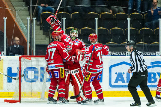Modos målvakt Linus Ullmark jublar då slutsignalen går tillsammans med Travis Roche Niklas Nordgren