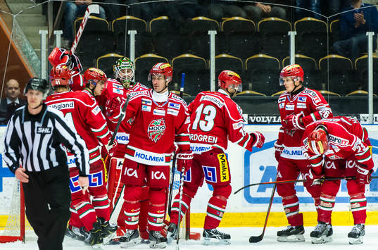 Modos målvakt Linus Ullmark jublar då slutsignalen går tillsammans med Travis Roche Niklas Nordgren Samuel Påhlsson Joonas Nättinen
