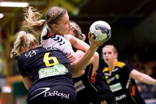 Önnereds Stina Hellberg stoppas av Sävehofs försvar