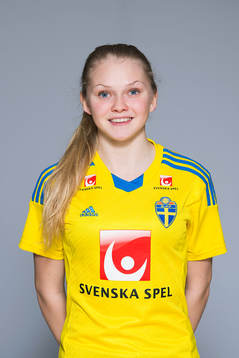 Amanda Persson som spelar i F17/98-landslaget, poserar för ett porträtt den 19 februari 2015 i Stockholm.