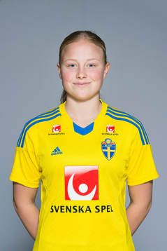 Ebba Wieder som spelar i F17/98-landslaget, poserar för ett porträtt den 19 februari 2015 i Stockholm.