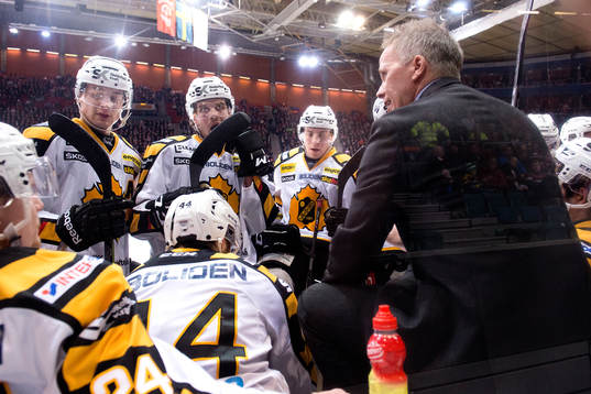 Skellefteås tränare Hans Wallson tar timeout