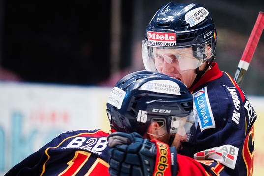 Djurgårdens Markus Ljungh jublar med Steve Saviano