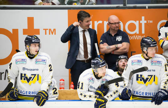 s assisterande tränare Fredrik Stillman kliar sig i örat