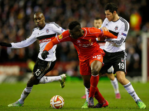  Football - Liverpool v Besiktas - UEFA Europa League Second Round First Leg - Anfield, Liverpool, England - 19/2/15 Liverpool's Mario Balotelli in action with Besiktas Atiba Hutchinson and Pedro Franco