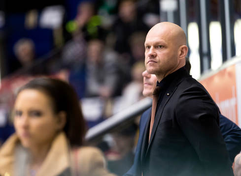 s tränare Andreas Johanssonunder ishockeymatchen i SHL