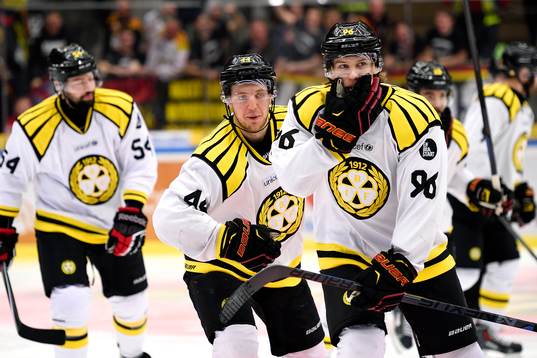 Brynäs Jacob Blomqvist(v) och Oskar Lindblom(h)
