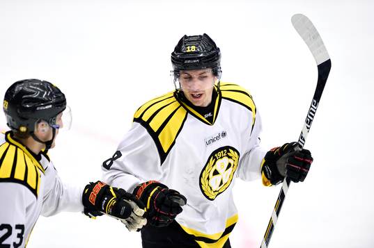 Brynäs Bill Sweatt(v) och Anton Rödin(h) jublar