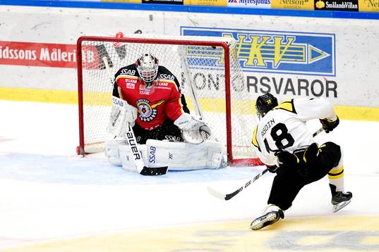 Brynäs Anton Rödin gör 2-0 bakom Luleås målvakt Daniel