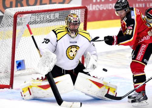 Luleås Jonathan Granström försöker styra en puck förbi