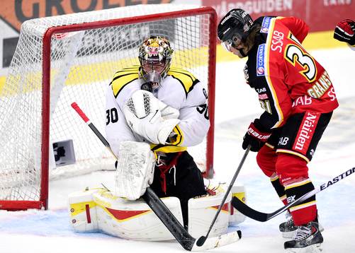 Brynäs målvakt Johan Holmqvist räddar ett skott