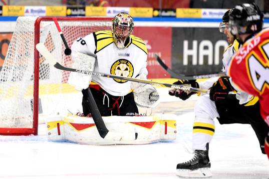 Brynäs målvakt Johan Holmqvist räddar ett skott