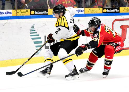 Brynäs Lukas Kilström med Luleås Chris Abbott i ryggen