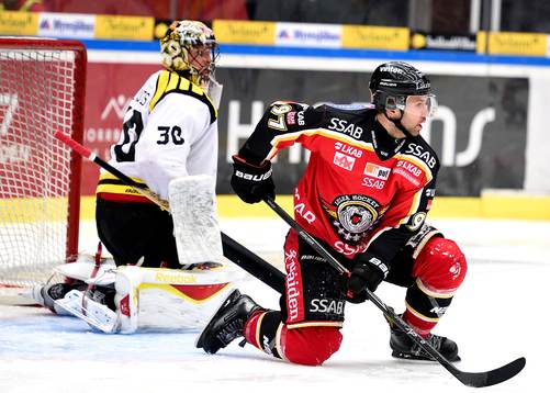 Luleås Per Ledin står på ett knä