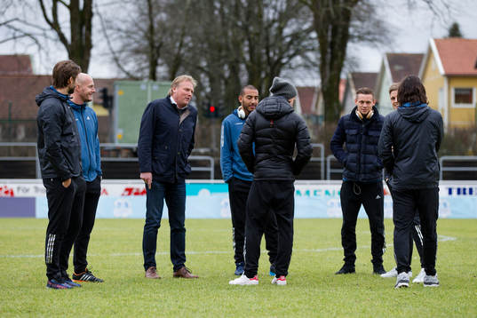 IFK Göteborg tränare Jörgen Lennartsson och några spelare ute och känner på planen innan fotbollsmatchen i Svenska Cupen mellan FC Trollhättan och IFK Göteborg den 21 februari 2015 i Trollhättan.