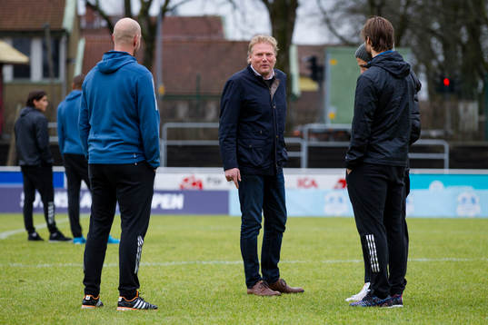 IFK Göteborg tränare Jörgen Lennartsson och några spelare ute och känner på planen innan fotbollsmatchen i Svenska Cupen mellan FC Trollhättan och IFK Göteborg den 21 februari 2015 i Trollhättan.