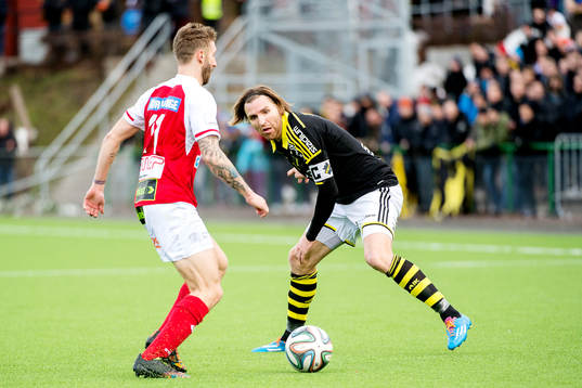 s Nils-Eric Johansson i en närkamp med Landskronas Andrew Stadler under fotbollsmatchen i Svenska cupen mellan AIK och Landskrona den 21 februari 2015 i Stockholm.