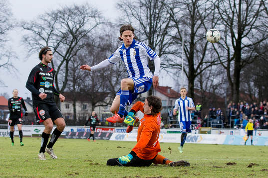 IFK Göteborgs Lasse Vibe skjuter ett skott som Trollhättans målvakt Markus Mäkinen räddar