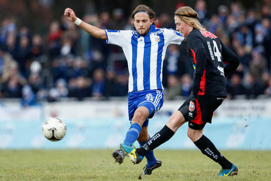 IFK Göteborgs Tom Pettersson i närkamp med Trollhättans Oscar Ehner