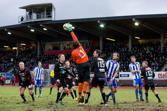 Trollhättans målvakt Markus Mäkinen boxar bort ett inlägg