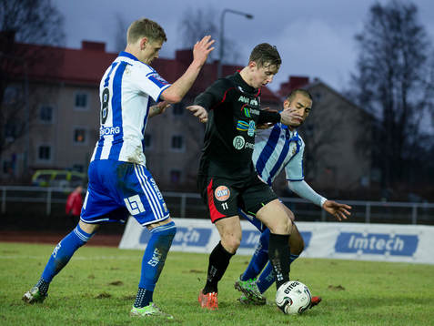 Trollhättans Robert Bagger håller undan för IFK Göteborgs Sören Rieks och Haitam Aleesami