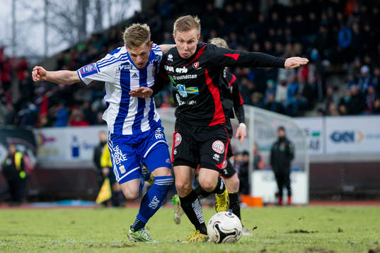 IFK Göteborgs Sören Rieks i kamp med Trollhättans Robin Rundström