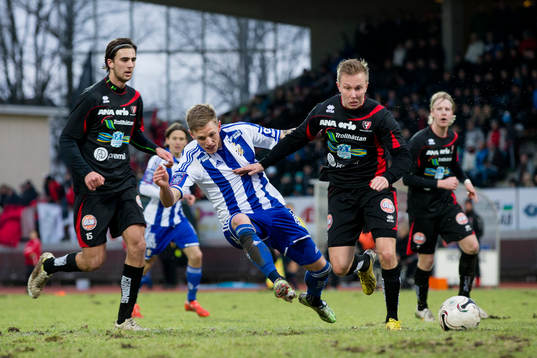 IFK Göteborgs Sören Rieks faller i kamp med Trollhättans Robin Rundström