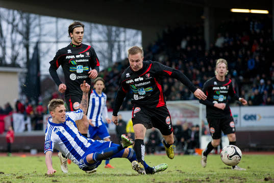 IFK Göteborgs Sören Rieks faller i kamp med Trollhättans Robin Rundström