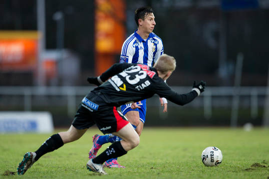 IFK Göteborgs Martin Smedberg-Dalence vänder bort Trollhättans Carl Lext