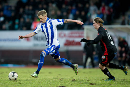 IFK Göteborgs Sören Rieks före Trollhättans Oscar Ehner