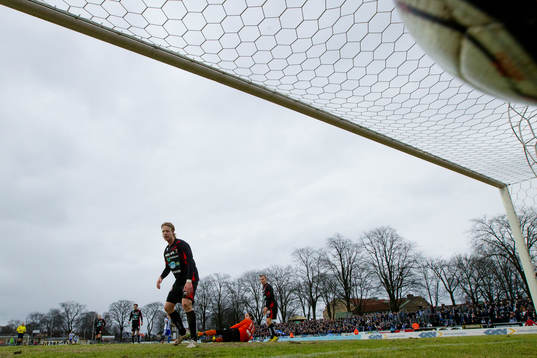 Trollhättans målvakt Markus Mäkinen ser IFK Göteborgs Sören Rieks skott gå ini mål till 1-0