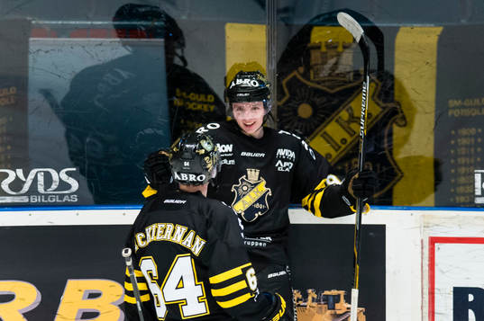 s Robin Kovacs gör 2-1 och gratuleras av Ryan McKiernan (h)