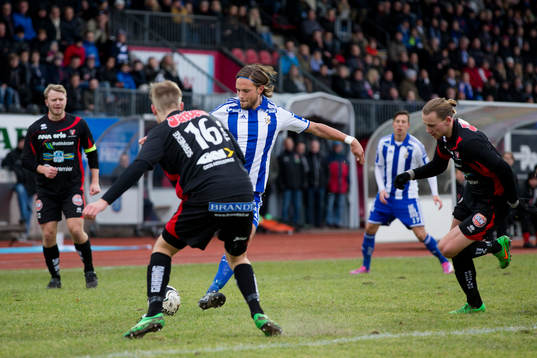 IFK Göteborgs Tom Pettersson måttar ett inlägg mot täckande Pontus Johansson i Trollhättan