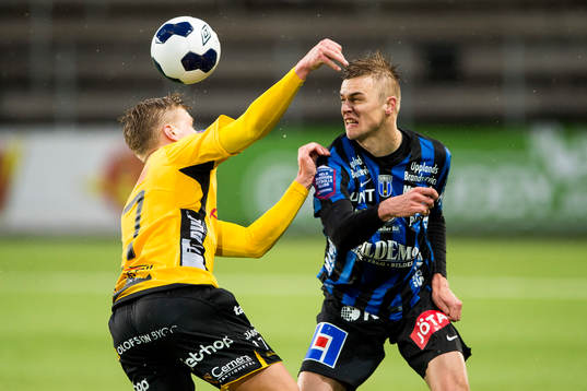 Kamp mellan Sirius Oscar Pehrsson och Elfsborgs Per Frick