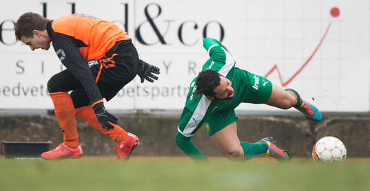Hammarbys Stefan Batan och Kristianstads Daniel Nicklasson i matchen i Svenska Cupen mellan Kristianstad och Hammarby i Kristianstad 21 februari 2015.