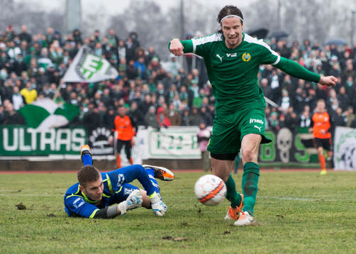 Hammarbys Linus Hallenius rundar Kristianstads målvakt Mirza Selimovic men missar målet i matchen i Svenska Cupen mellan Kristianstad och Hammarby i Kristianstad 21 februari 2015.