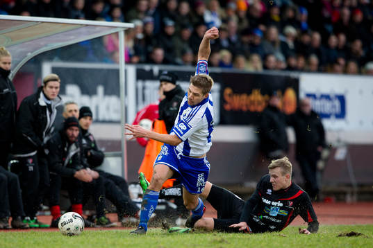 IFK Göteborgs Mikael Boman kapas av Trollhättans Pontus Johansson