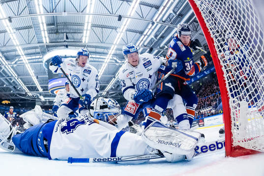 Växjös Nick Johnson oroar framför Leksands målvakt