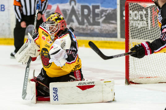 Luleås målvakt Joel Lassinantti släpper in en puck