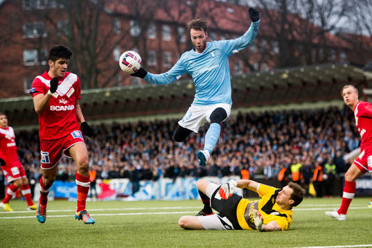 Malmö FFs Jo Inge Berget med farlig målchans mot Assyriskas målvakt Robin Malmkvist