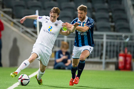 Ängelholms Albin Nilsson i kamp med Djurgårdens Stefan Karlsson