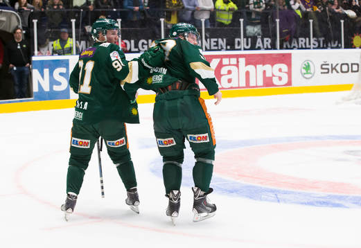 Färjestads Toni Rajala hjäper Linus Persson ut