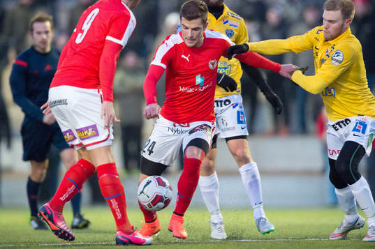 Kalmars Filip Sachpekidis avlossar ett skott.under träningsmatchen i fotboll mellan Kalmar och Falkenberg den 25 februari 2015 i Kalmar. 