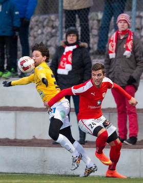 Kalmars Filip Sachpekidis och Falkenbergs Tibor Joza i kamp